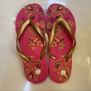 🩴 NEW! Pink and Gold Flip Flops